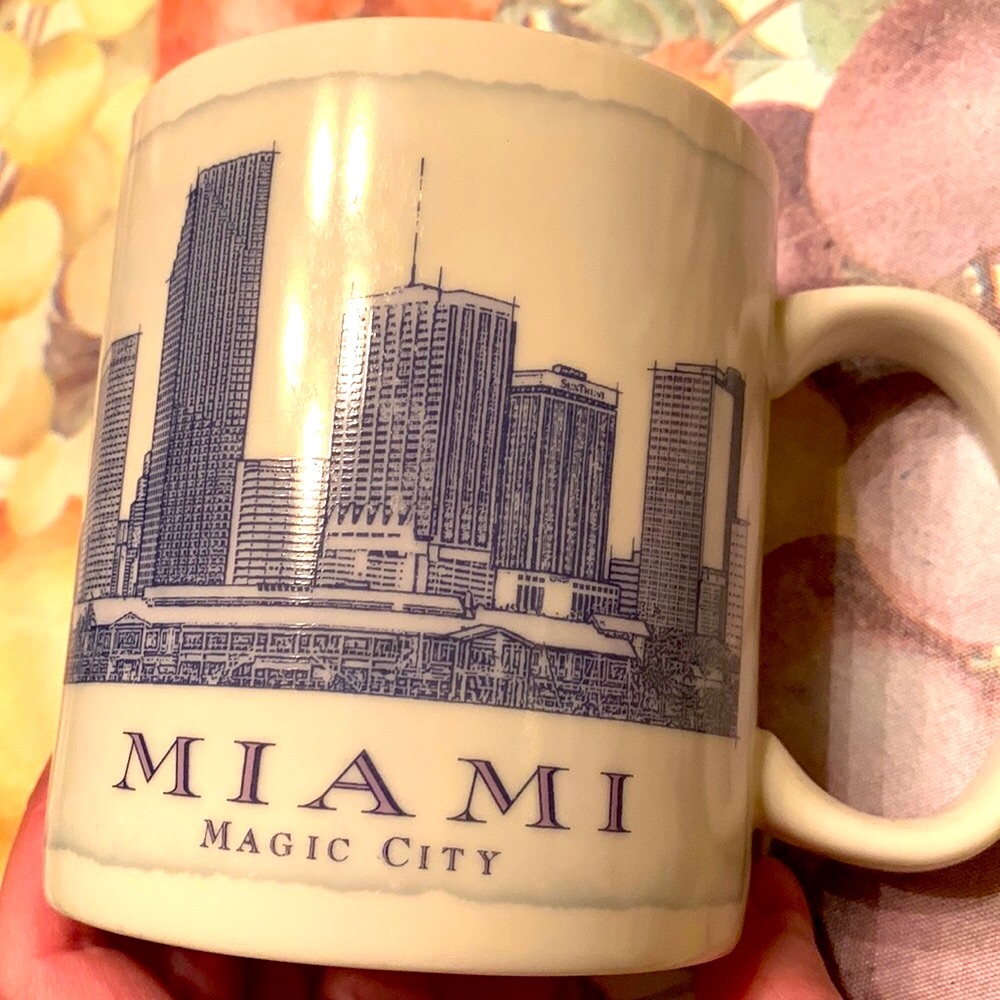 Starbucks Miami Magic City 18 oz architecture series coffee mug cup blue EUC